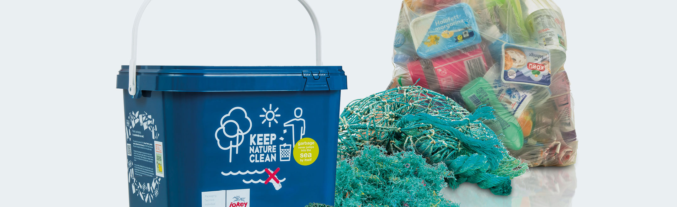 Kunststoffabfälle und Eimer mit Logoaufdruck Keep nature clean